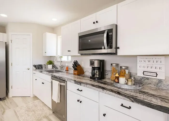 Family Friendly 6 Bedroom Compound Near Windsor Ramp