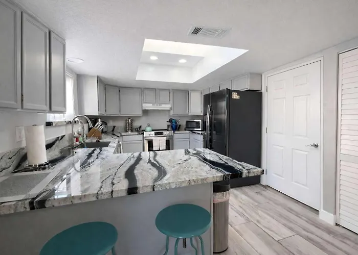 Family Friendly 6 Bedroom Compound Near Windsor Ramp Villa *